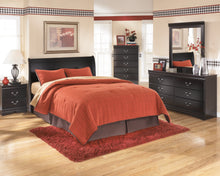Load image into Gallery viewer, Huey Vineyard Queen Sleigh Headboard Bed with Mirrored Dresser, Chest and Nightstand