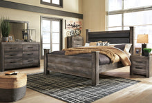 Load image into Gallery viewer, Wynnlow King Poster Bed with Mirrored Dresser, Chest and Nightstand