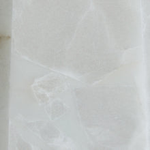 Load image into Gallery viewer, Laurellen Alabaster Table Lamp (1/CN)
