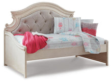 Load image into Gallery viewer, Realyn Twin Day Bed
