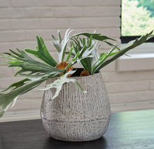 Load image into Gallery viewer, Claymount Vase

