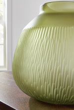 Load image into Gallery viewer, Scottyard Vase
