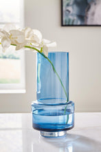 Load image into Gallery viewer, Bealen Vase
