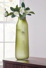 Load image into Gallery viewer, Scottyard Vase

