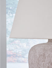 Load image into Gallery viewer, Danry Metal Table Lamp (1/CN)
