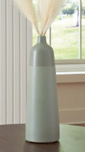 Load image into Gallery viewer, Peerland Vase
