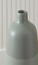 Load image into Gallery viewer, Peerland Vase
