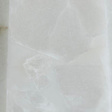 Load image into Gallery viewer, Laurellen Alabaster Table Lamp (1/CN)
