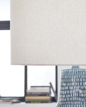 Load image into Gallery viewer, Schylarmont Metal Table Lamp (1/CN)
