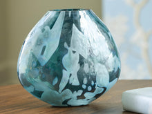 Load image into Gallery viewer, Cartshaw Vase
