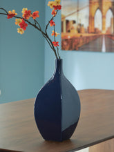Load image into Gallery viewer, Abtinson Vase
