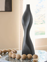 Load image into Gallery viewer, Judsen Vase
