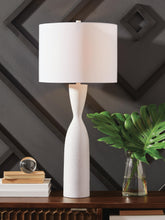 Load image into Gallery viewer, Davinford Poly Table Lamp (1/CN)
