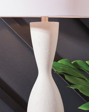 Load image into Gallery viewer, Davinford Poly Table Lamp (1/CN)
