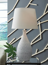 Load image into Gallery viewer, Wyattford Metal Table Lamp (1/CN)
