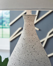 Load image into Gallery viewer, Wyattford Metal Table Lamp (1/CN)
