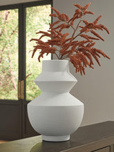 Load image into Gallery viewer, Naveen Vase
