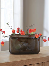 Load image into Gallery viewer, Sumner Vase
