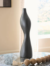 Load image into Gallery viewer, Judsen Vase
