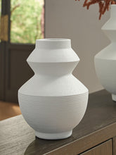 Load image into Gallery viewer, Naveen Vase
