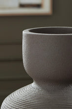 Load image into Gallery viewer, Dalsen Vase
