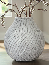 Load image into Gallery viewer, Shelvie Vase
