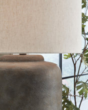 Load image into Gallery viewer, Zandophen Metal Table Lamp (1/CN)
