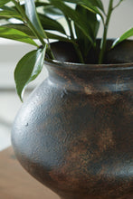 Load image into Gallery viewer, Laddlow Vase
