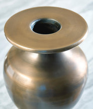 Load image into Gallery viewer, Fedorleigh Vase
