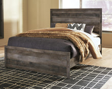 Load image into Gallery viewer, Wynnlow Queen Panel Bed with Mirrored Dresser and Nightstand
