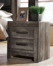 Load image into Gallery viewer, Wynnlow King Poster Bed with Mirrored Dresser, Chest and Nightstand
