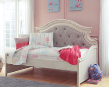 Load image into Gallery viewer, Realyn Twin Day Bed
