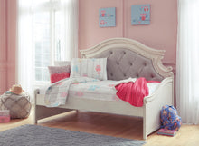 Load image into Gallery viewer, Realyn Twin Day Bed
