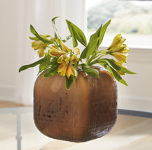 Load image into Gallery viewer, Capard I/O Vase
