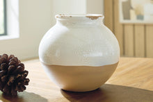 Load image into Gallery viewer, Vercott Vase
