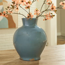 Load image into Gallery viewer, Giliburgh Vase
