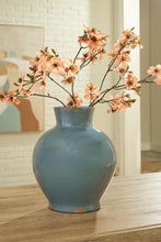Load image into Gallery viewer, Giliburgh Vase
