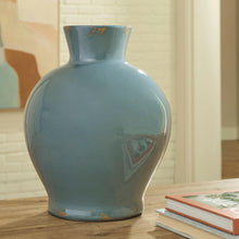 Load image into Gallery viewer, Giliburgh Vase
