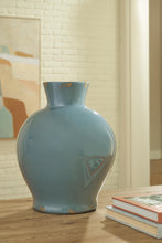 Load image into Gallery viewer, Giliburgh Vase
